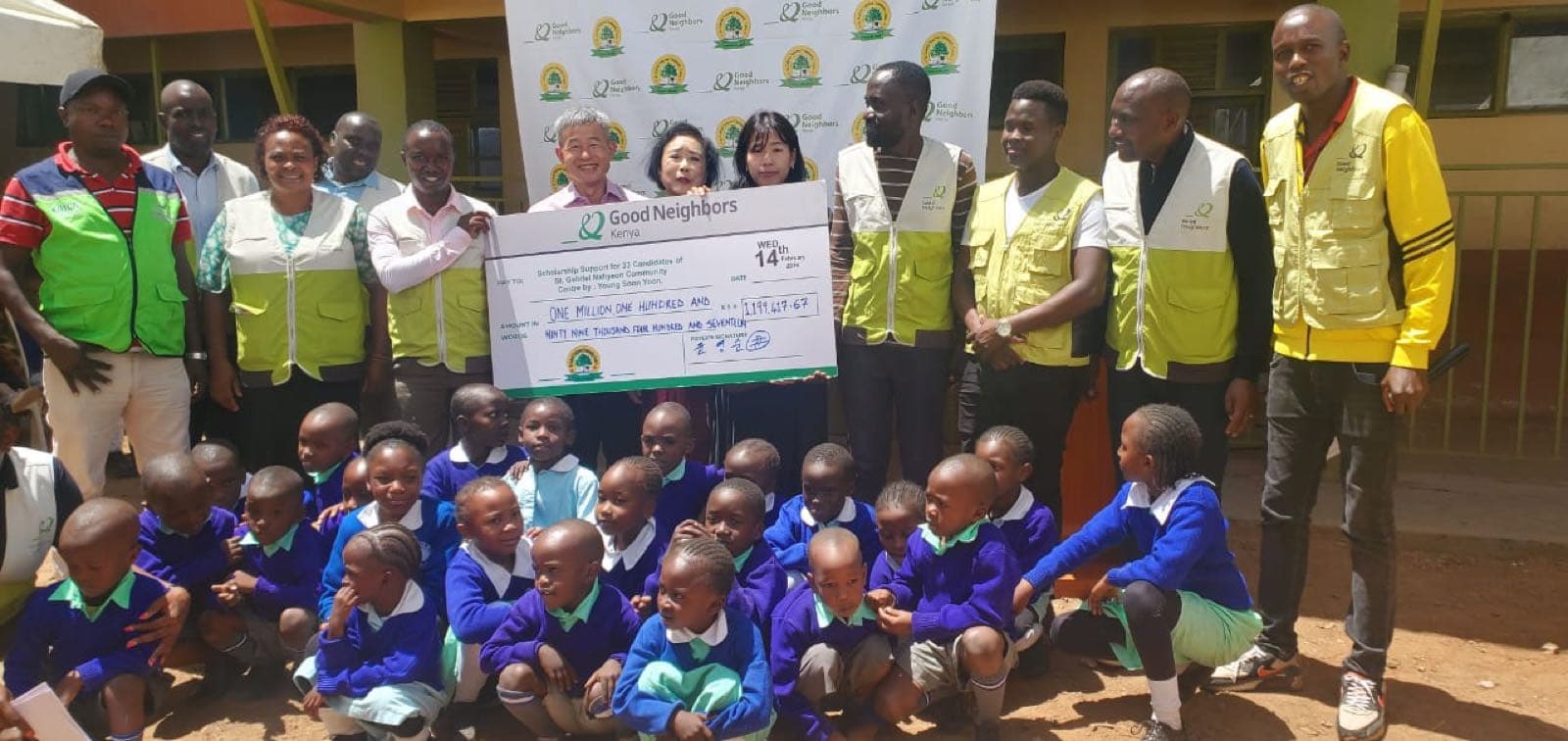 A scholarship handover to pupils at a Good Neighbors school